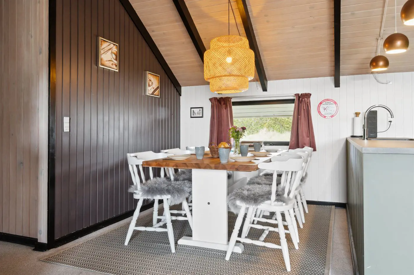 1269 table and chairs